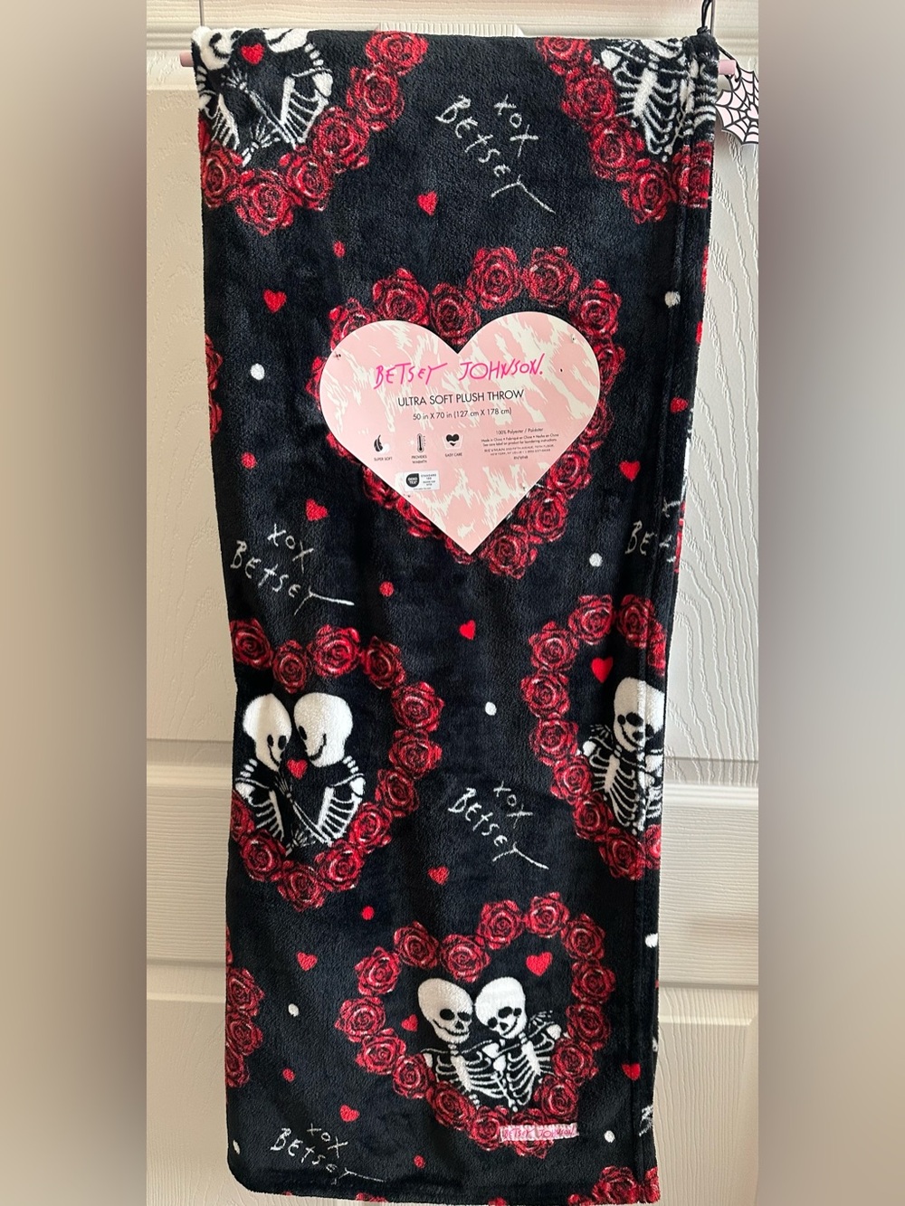 Betsey Johnson blanket Black Red & White Heart Rose Skeleton Plush Throw new